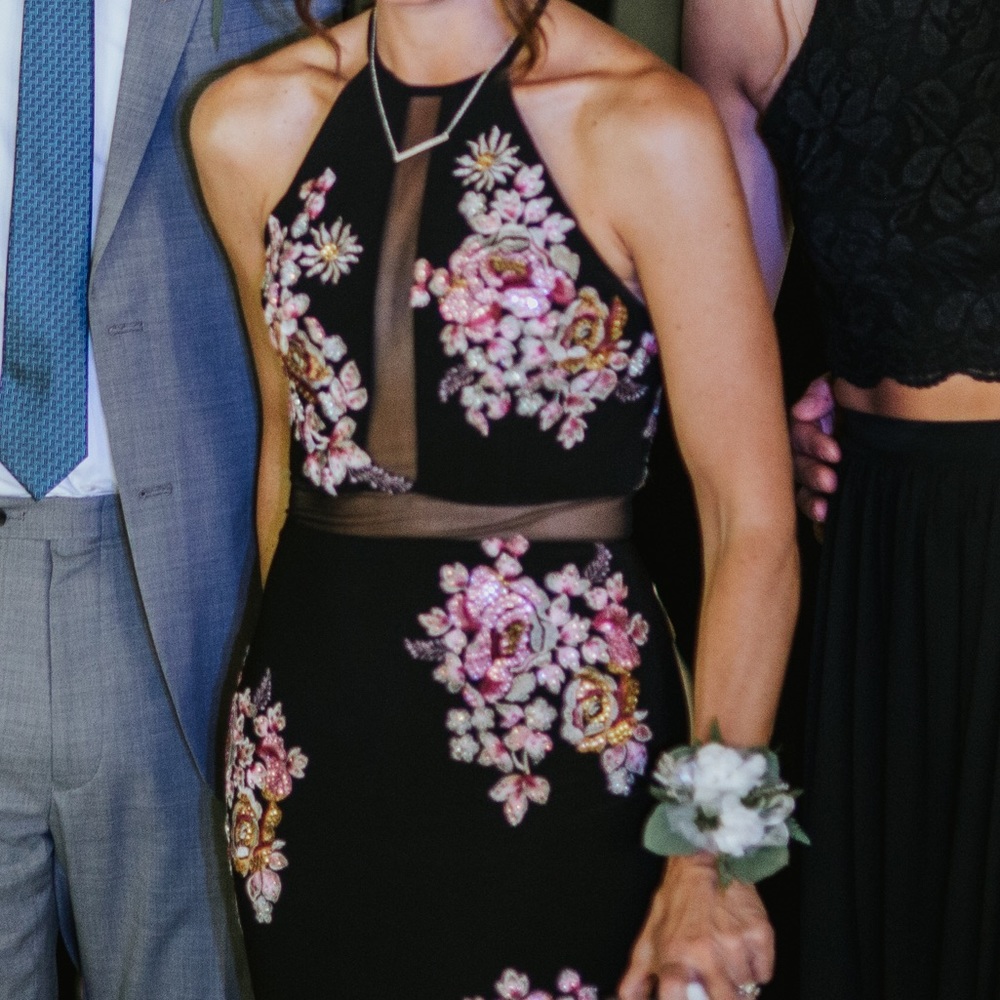 XSCAPE gorgeous dress with beautiful flower detail